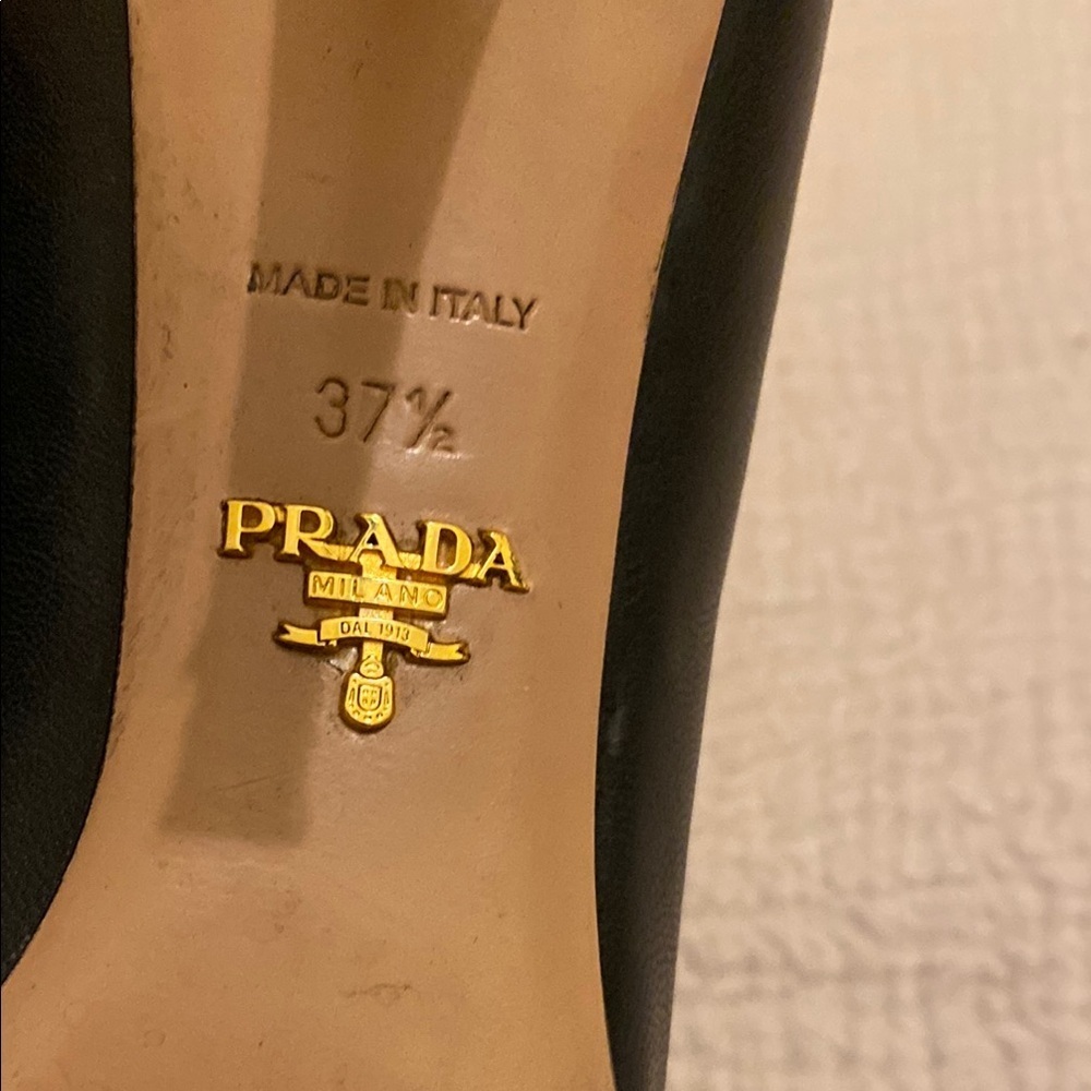 Prada Classic Black Pointed Heels. Made in Italy . Size 37 1/2 - Picture 7 of 9